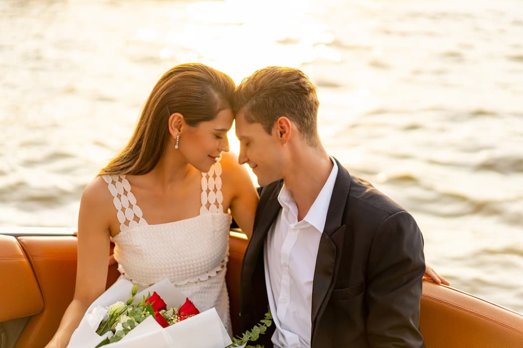 An evening romantic boat trip along 5 Terre with aperitif on board