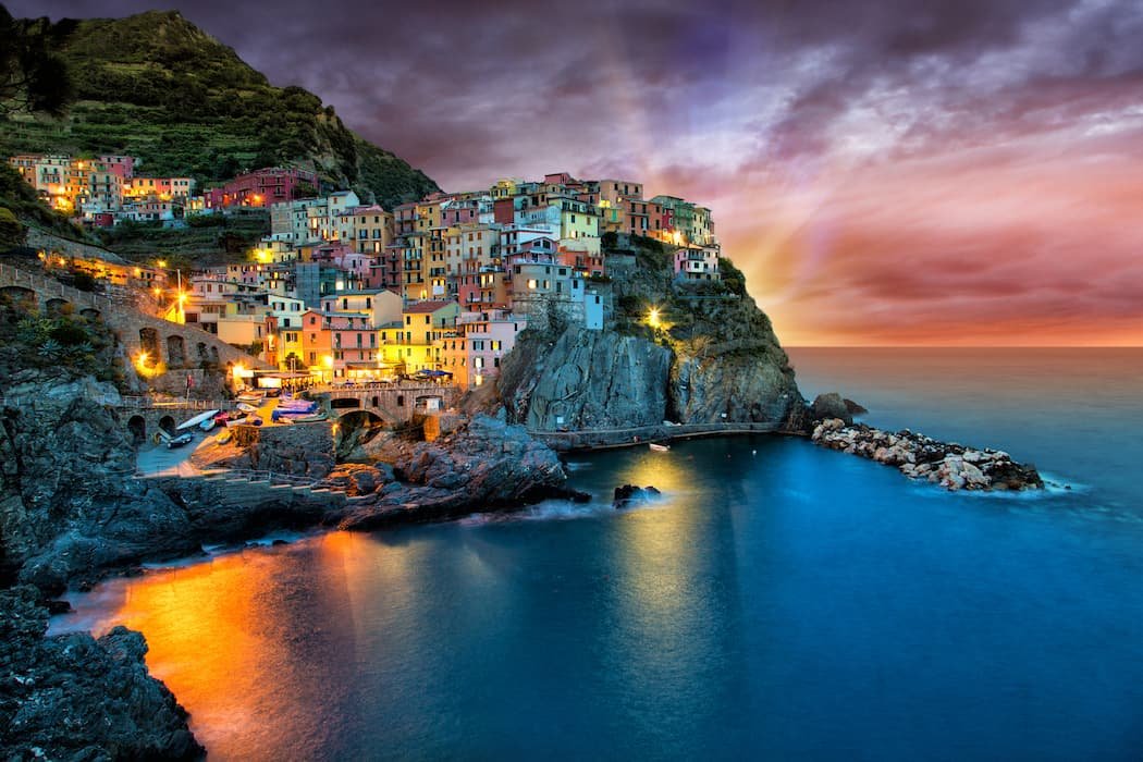 An evening romantic boat trip along 5 Terre with aperitif on board