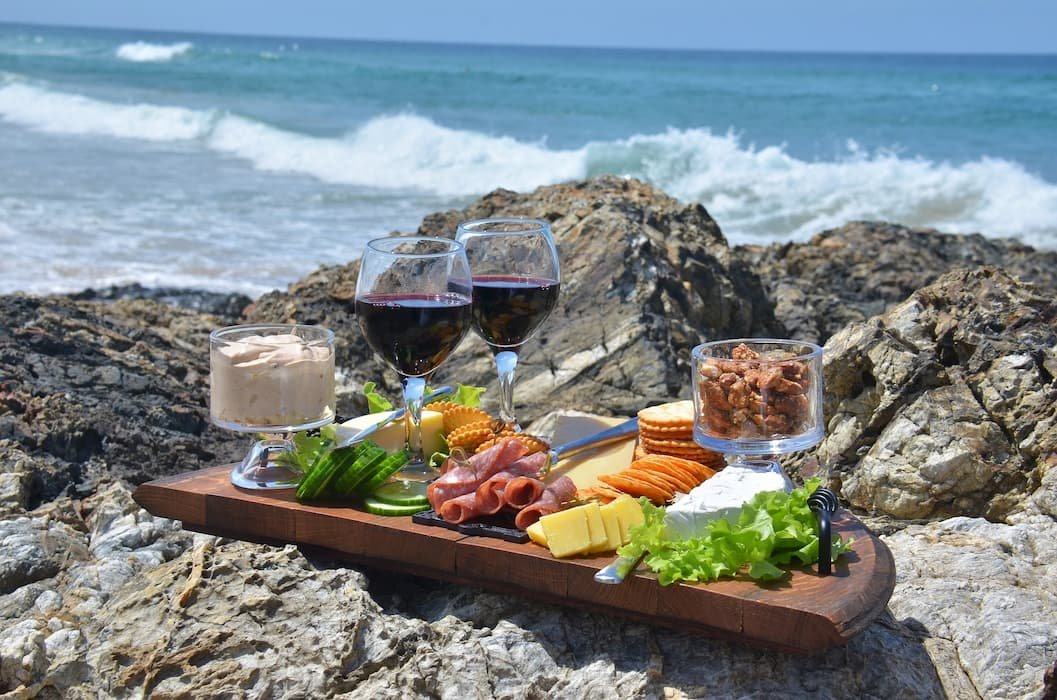 An evening romantic boat trip along 5 Terre with aperitif on board