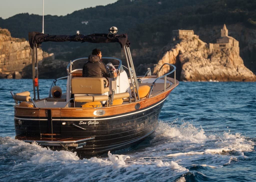 An evening romantic boat trip along 5 Terre with aperitif on board