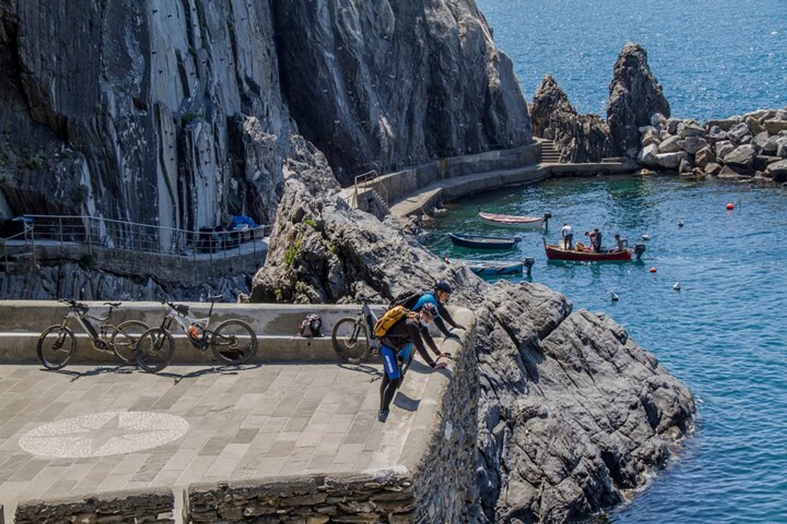 Take them easy: Cinque Terre between an e-bike and a yacht!