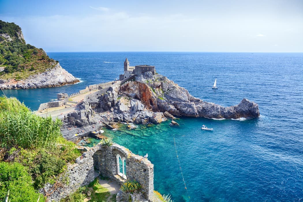 Take them easy: Cinque Terre between an e-bike and a yacht!