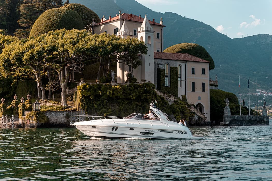 An evening romantic floating dinner and cruise on Lake Como
