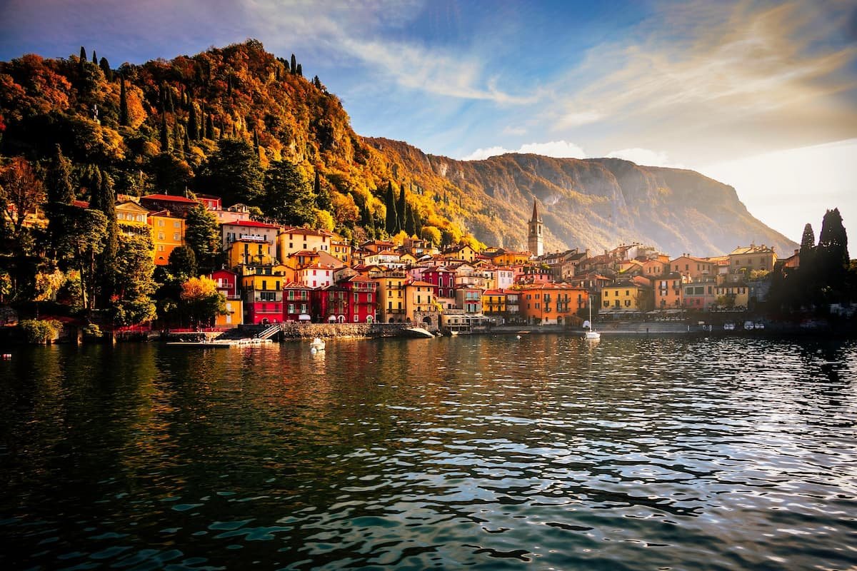 Discovering Lake Como small village: Varenna by foot and boat