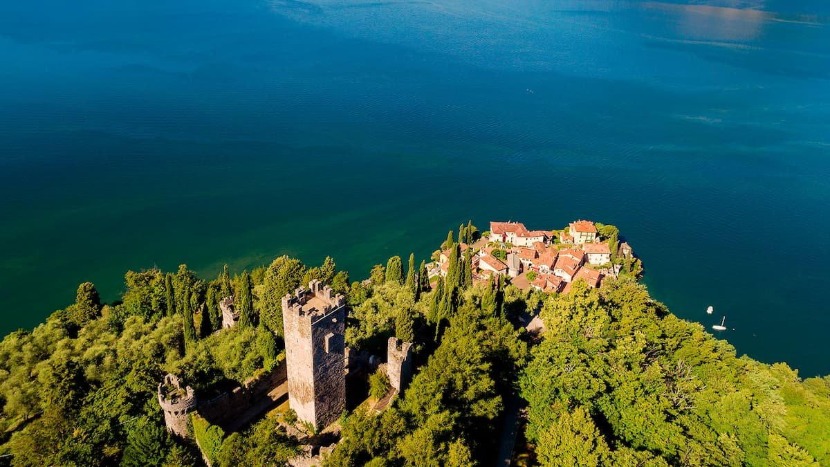 Discovering Lake Como small village: Varenna by foot and boat