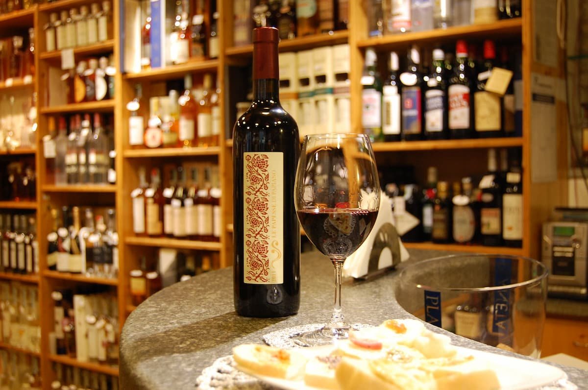 Discover Como and Brunate: a cableway trip and a wine tasting