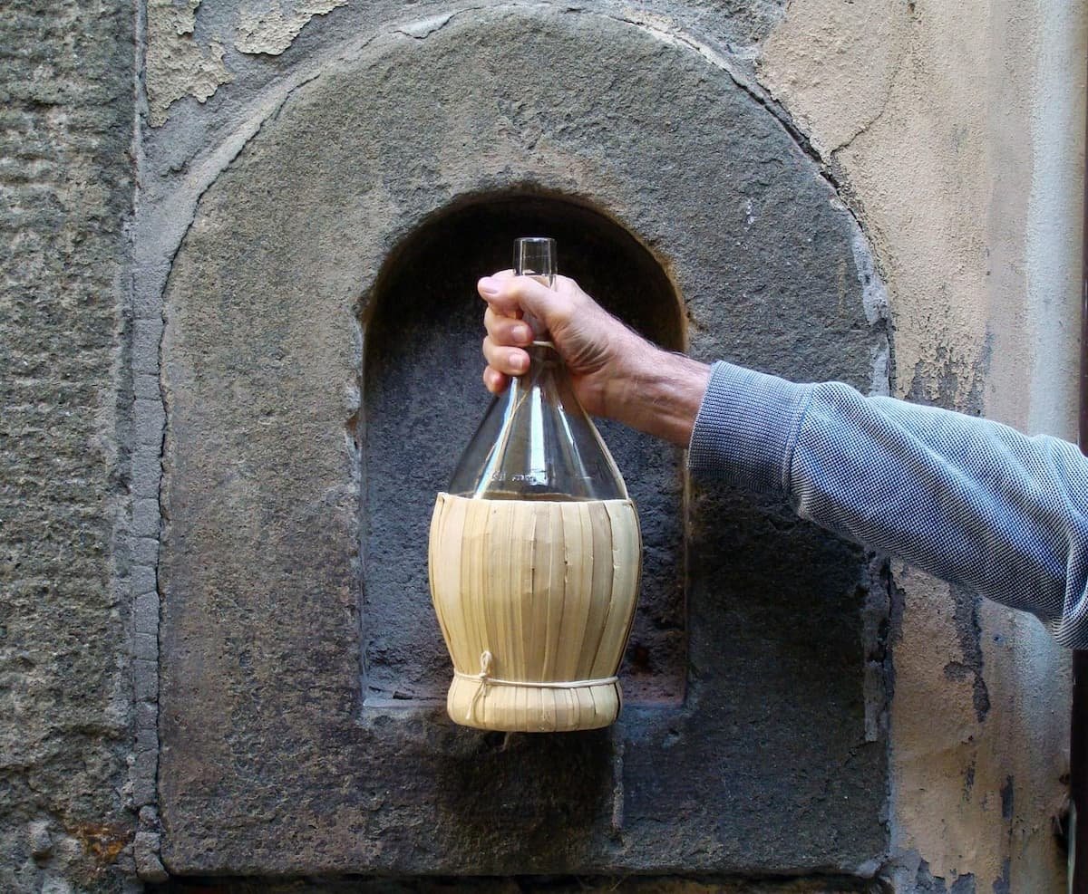 Street food and wine among the "Buchette del vino"
