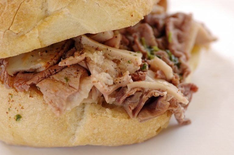 Street food and wine among the "Buchette del vino"