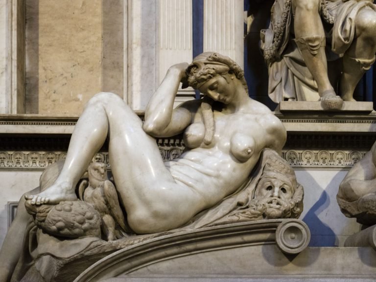 Renaissance tour in Florence: the preciousness of Medicis'marble