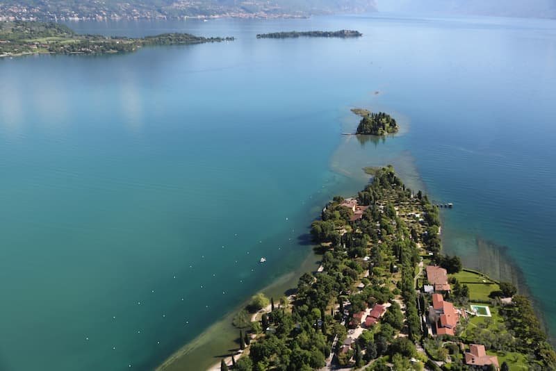 Visit Lake Garda: private boat and wine tasting in Sirmione