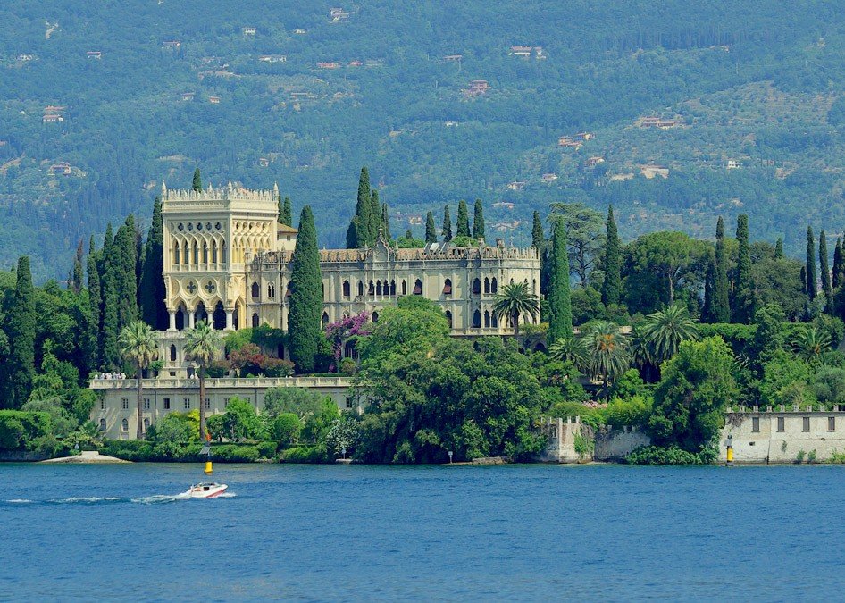 Discover Lake Garda: a private cruise and city-break in Salò