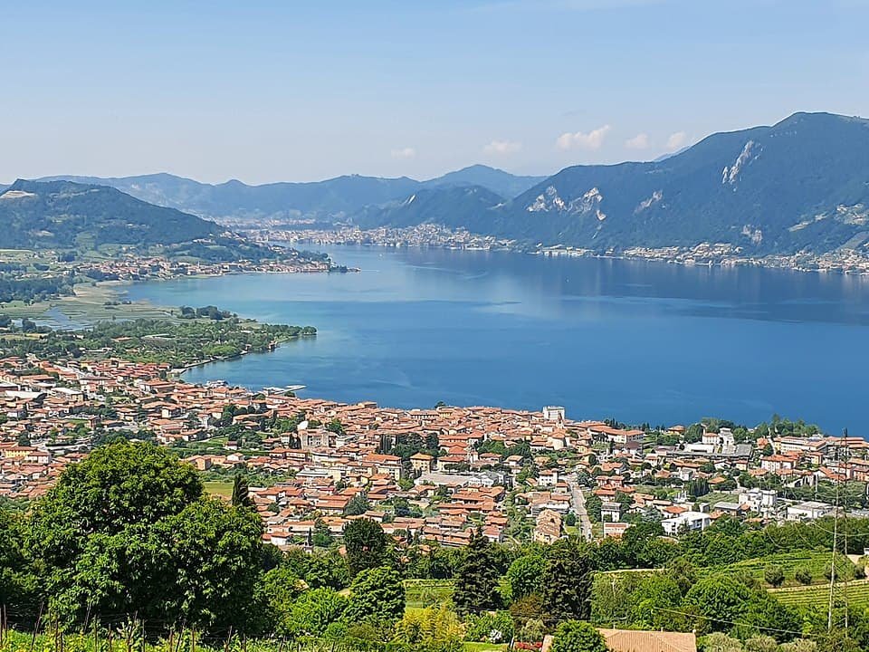 Franciacorta Sparkling Journey: Private Sommelier & Historic Palace Tasting from Milan