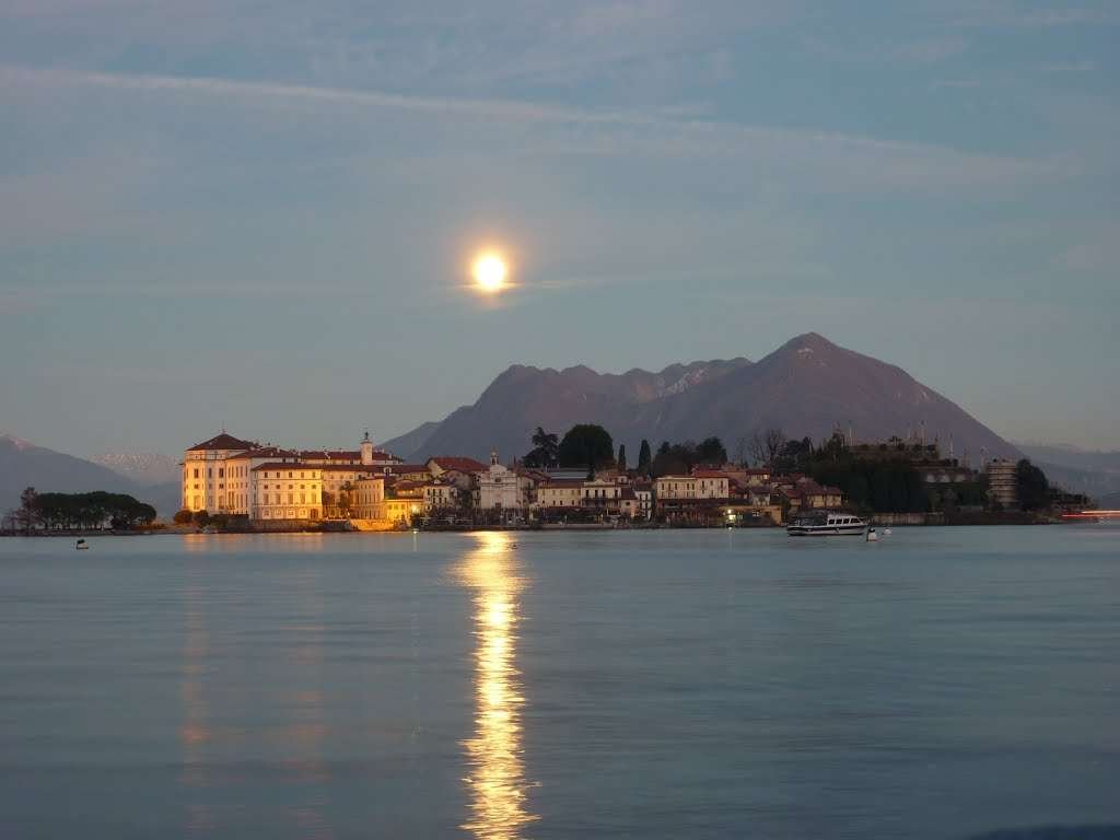 Lake Maggiore vintage private cruise at sunset with aperitif