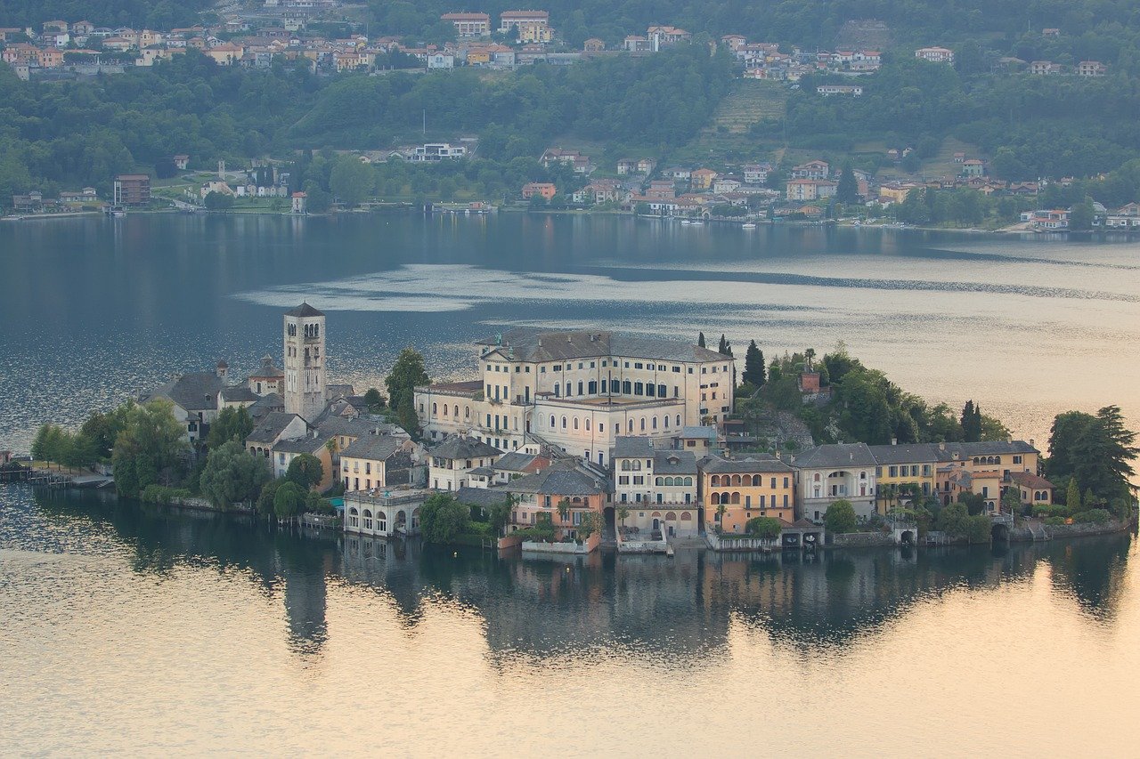 Orta between its lake and its holy mount