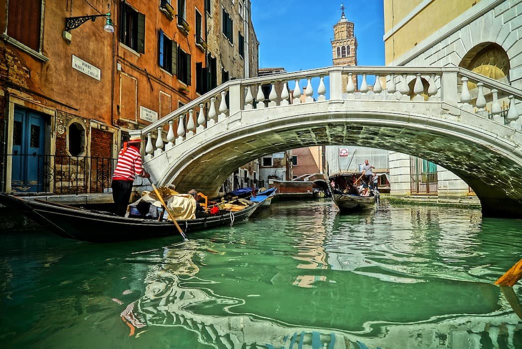Romantic Venice: private walking and gondola tour
