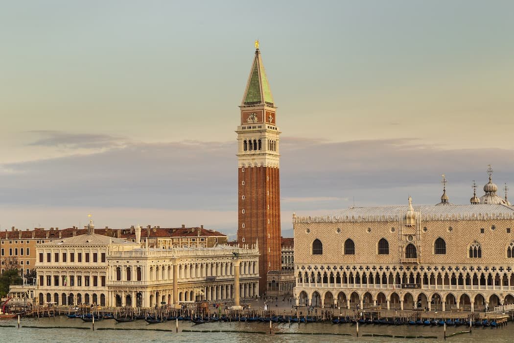 Romantic Venice: private walking and gondola tour