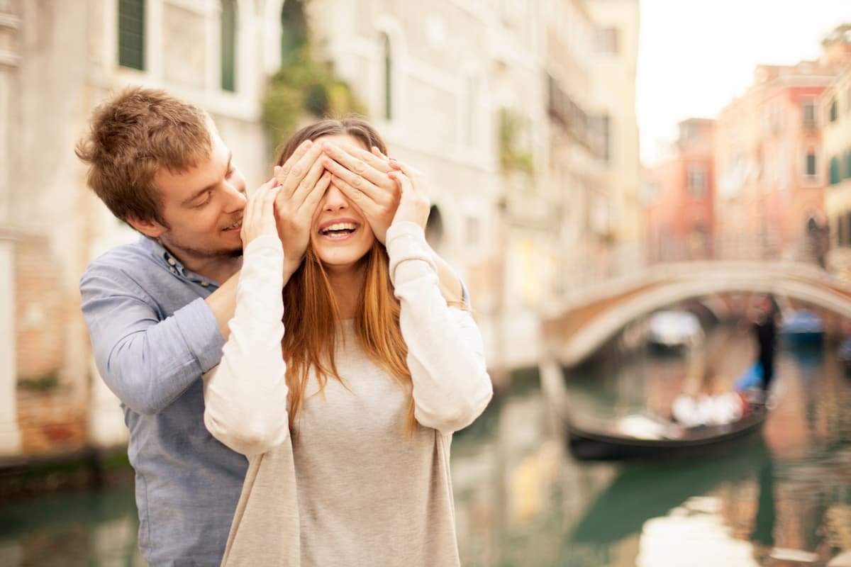 Romantic Venice: sunset gondola ride with aperitif and serenade