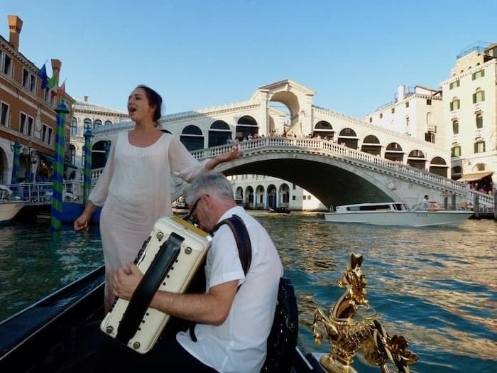 Romantic Venice: sunset gondola ride with aperitif and serenade