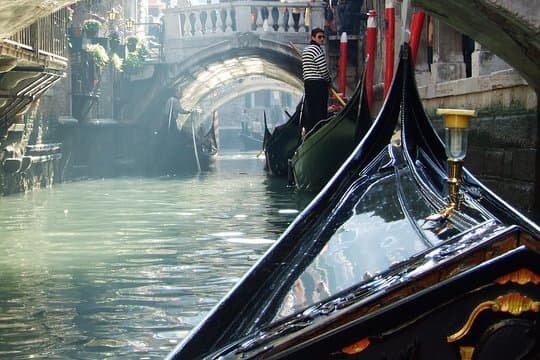 Romantic Venice: sunset gondola ride with aperitif and serenade